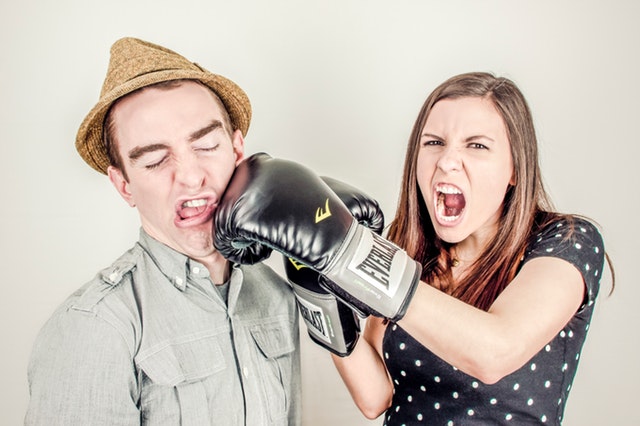 Žena v boxerských rukaviciach udiera muža do tváre.jpg